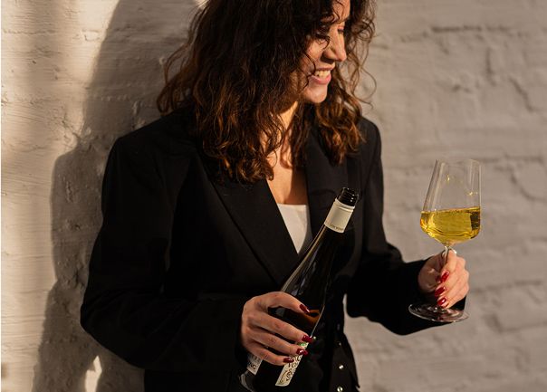 Laura schenkt ein