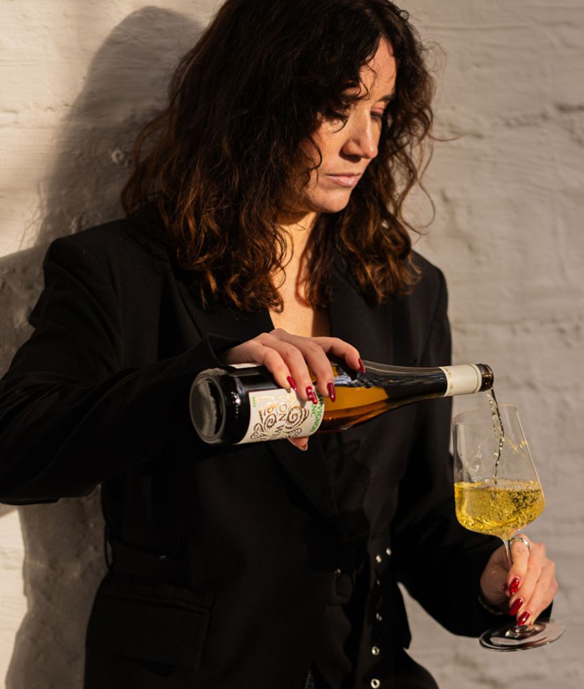 Laura schenkt ein