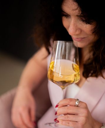 Laura trinkt ein Glas Wein