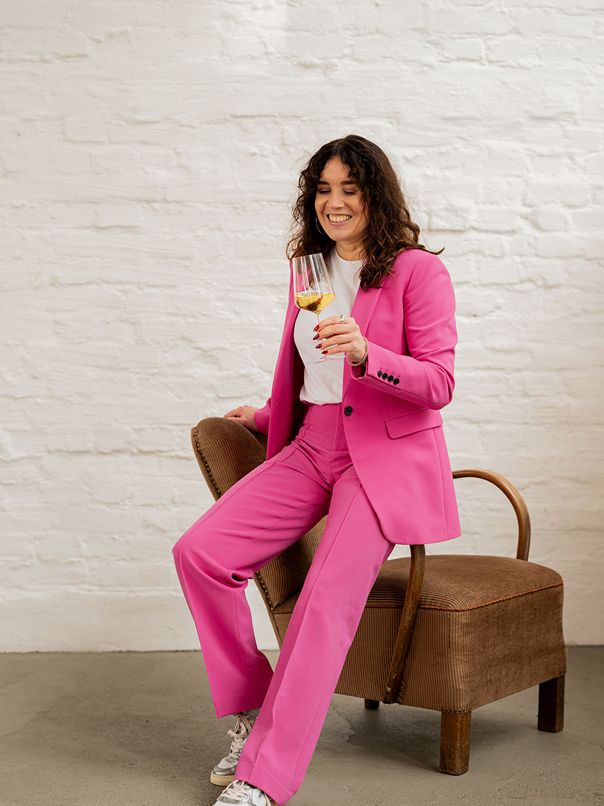 Laura genießt Wein