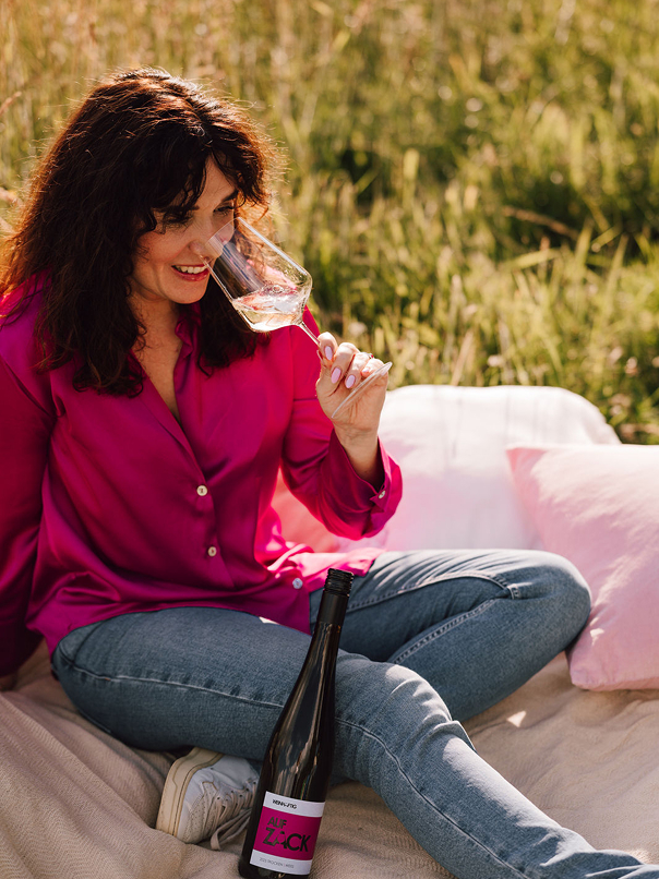 Laura auf einer Wiese