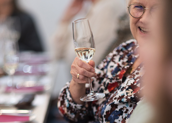 Laura schenkt Wein aus