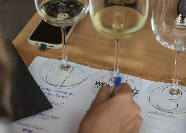 Laura schenkt Wein aus