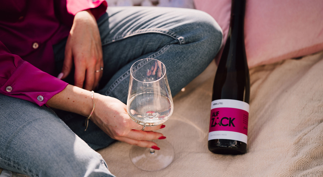 Weinglas mit Weinflasche