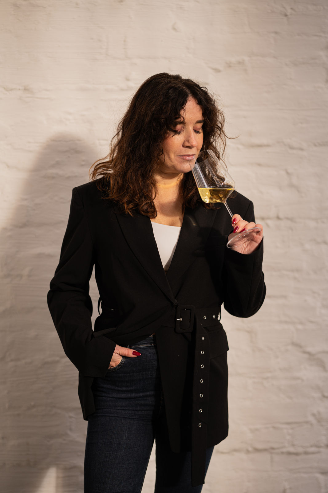 Laura riecht an Wein