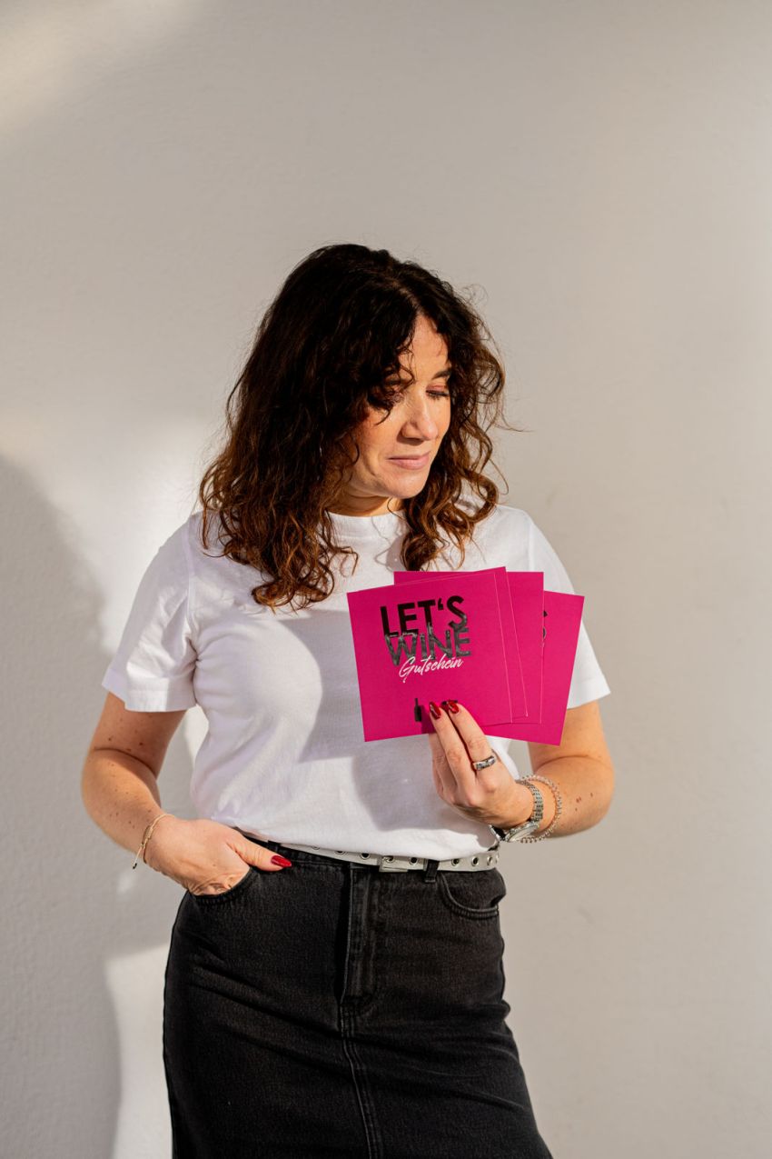 Laura hält einen Gutschein