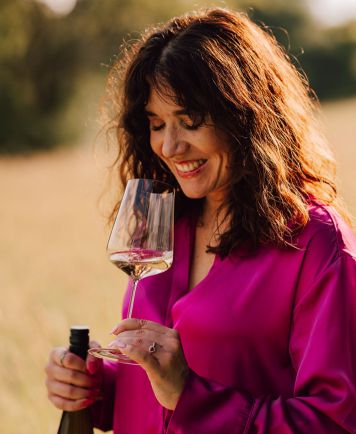 Laura genießt Wein im Freien