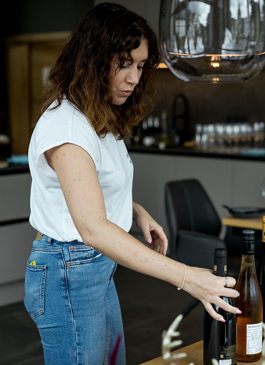 Laura und Weinflaschen