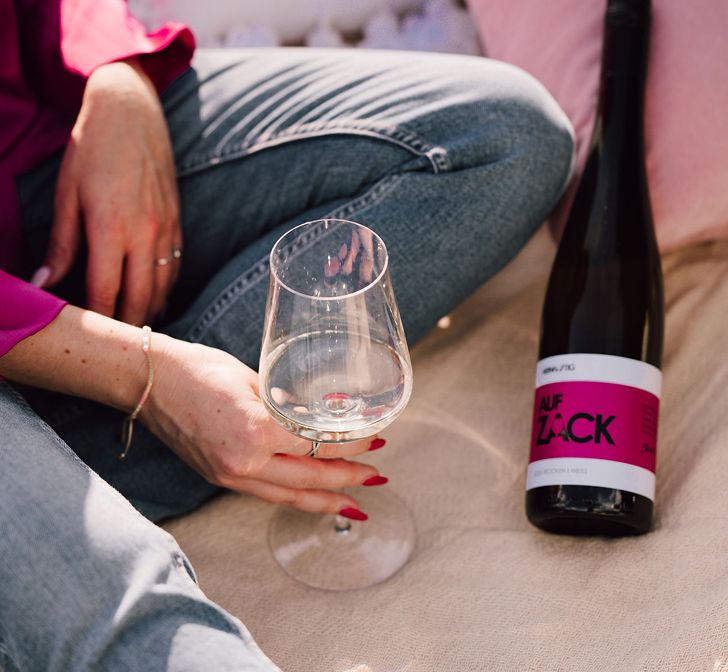 Laura mit Weinglas und Weinflasche